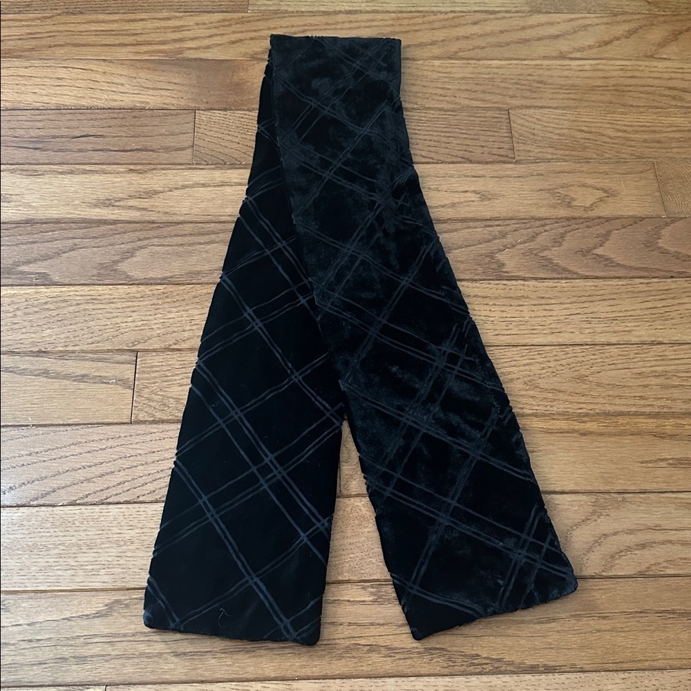 🧣Women’s scarf Black Plaid Scarf velvet plaid pattern VGUC winter accessories